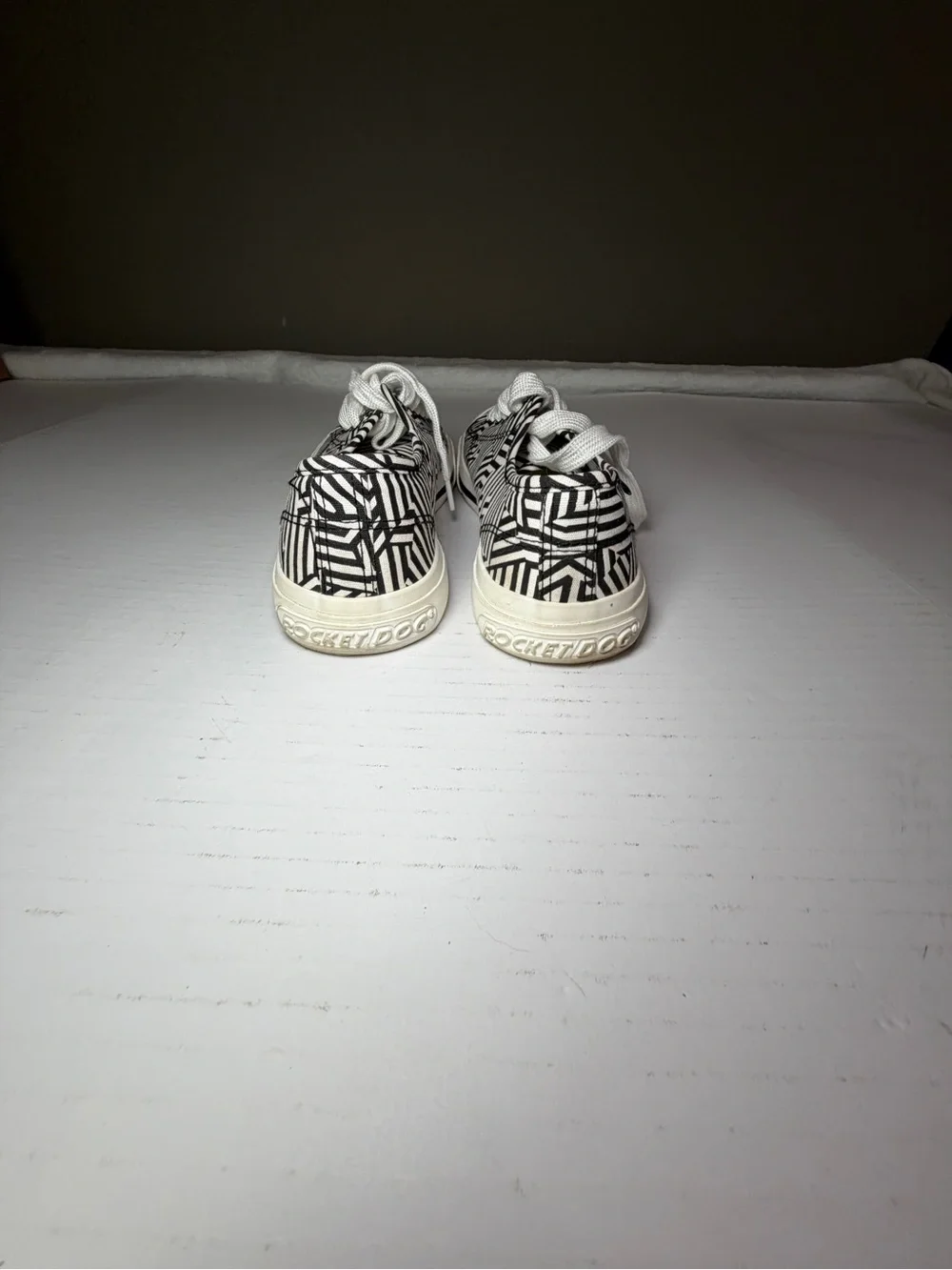 Rocket Dog Womens Black & White Geometric Low-Top Sneakers excellent condition